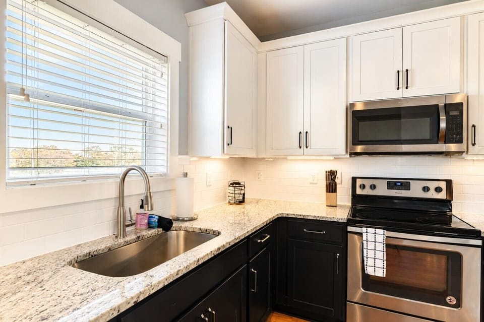 400 McIver -Kitchen