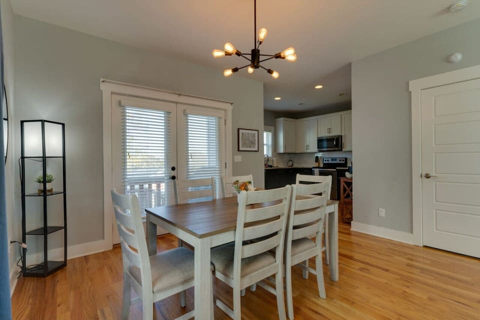 Dining Area/Table