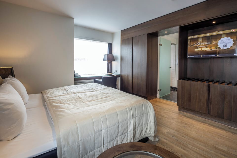 Superior PLUS. | Pillowtop beds, laptop workspace, blackout drapes, cribs/infant beds