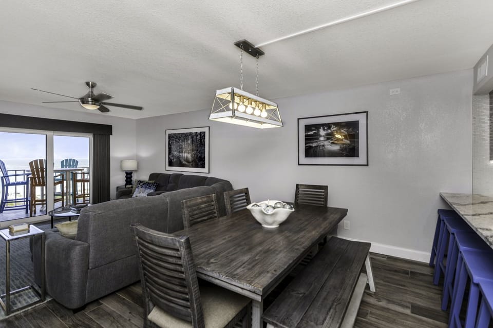 The spacious open LR/DR area overlooks the Gulf