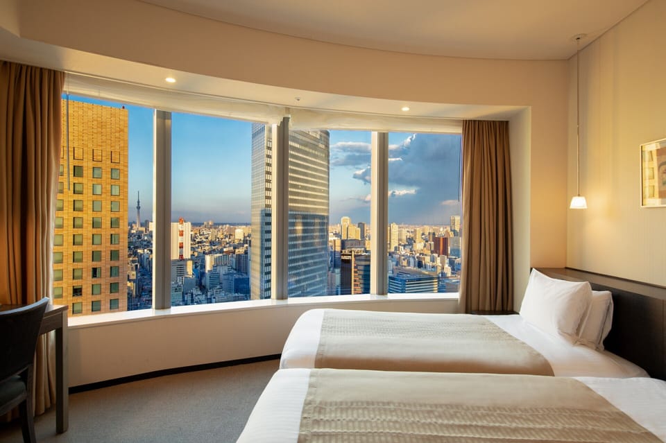 Deluxe Triple (2 Twins & 1 Sofabed) , Non Smoking, above 25F | City view
