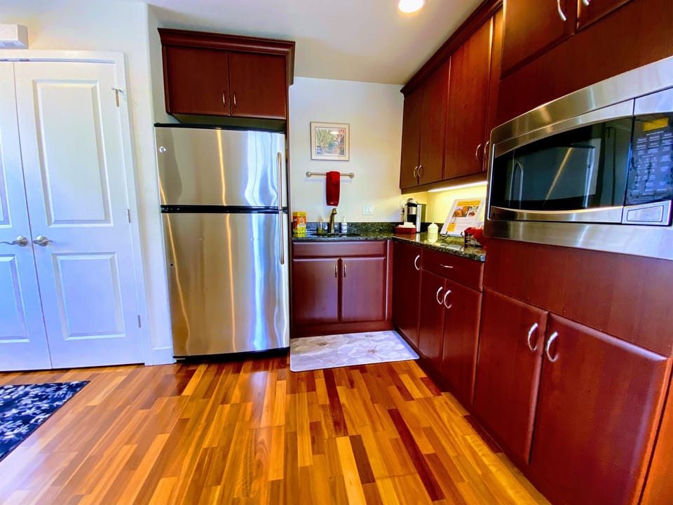 If you are looking to prepare some of your own meals, then you'll love this full sized kitchen.