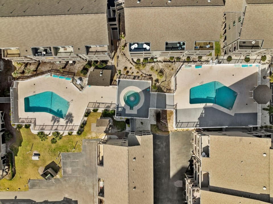 2 seasonal pools and a hot tub... jump on in!