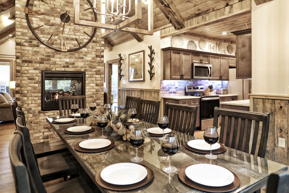 Dining big enough to seat 10 people