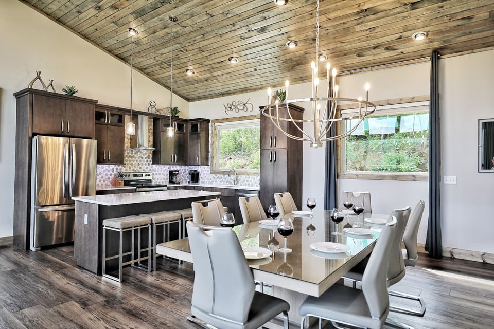 Comes with a fully stocked kitchen and dining big enough for 8