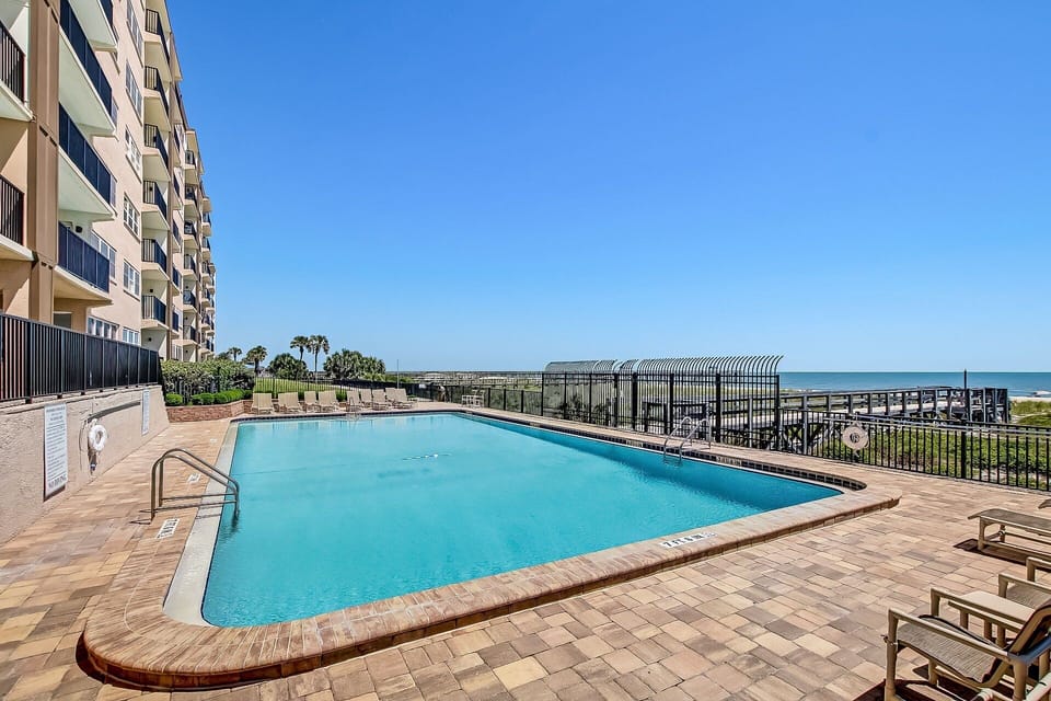 Large Oceanside Pool (not heated)