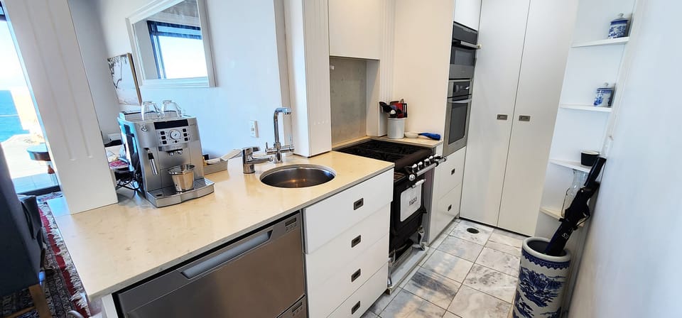 Small functional kitchen with oven, gas cooking, microwave, coffee machine