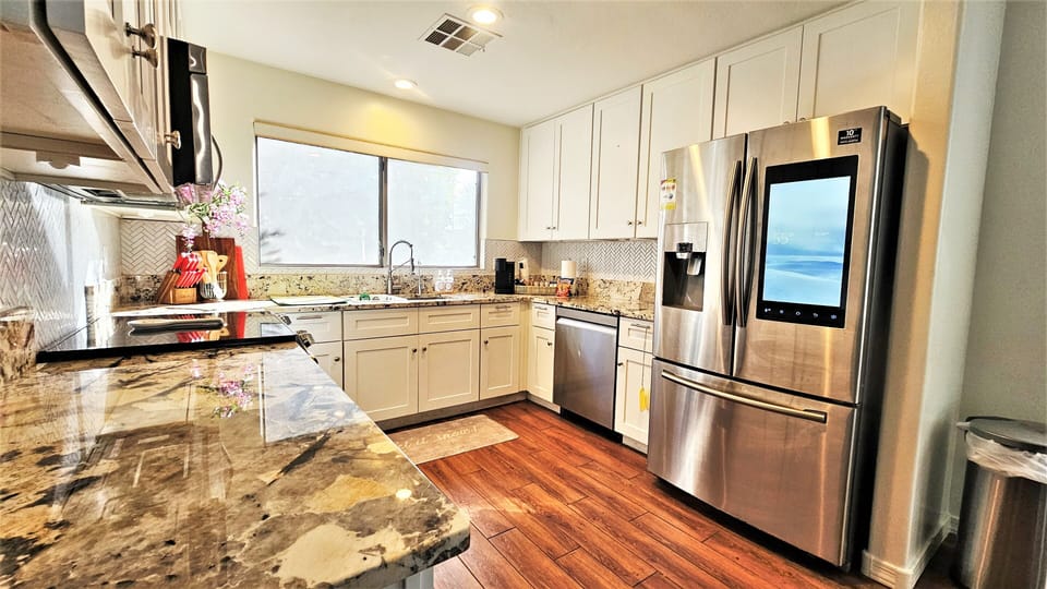 Private kitchen with Electric Range in Stainless Steel, appliance's 