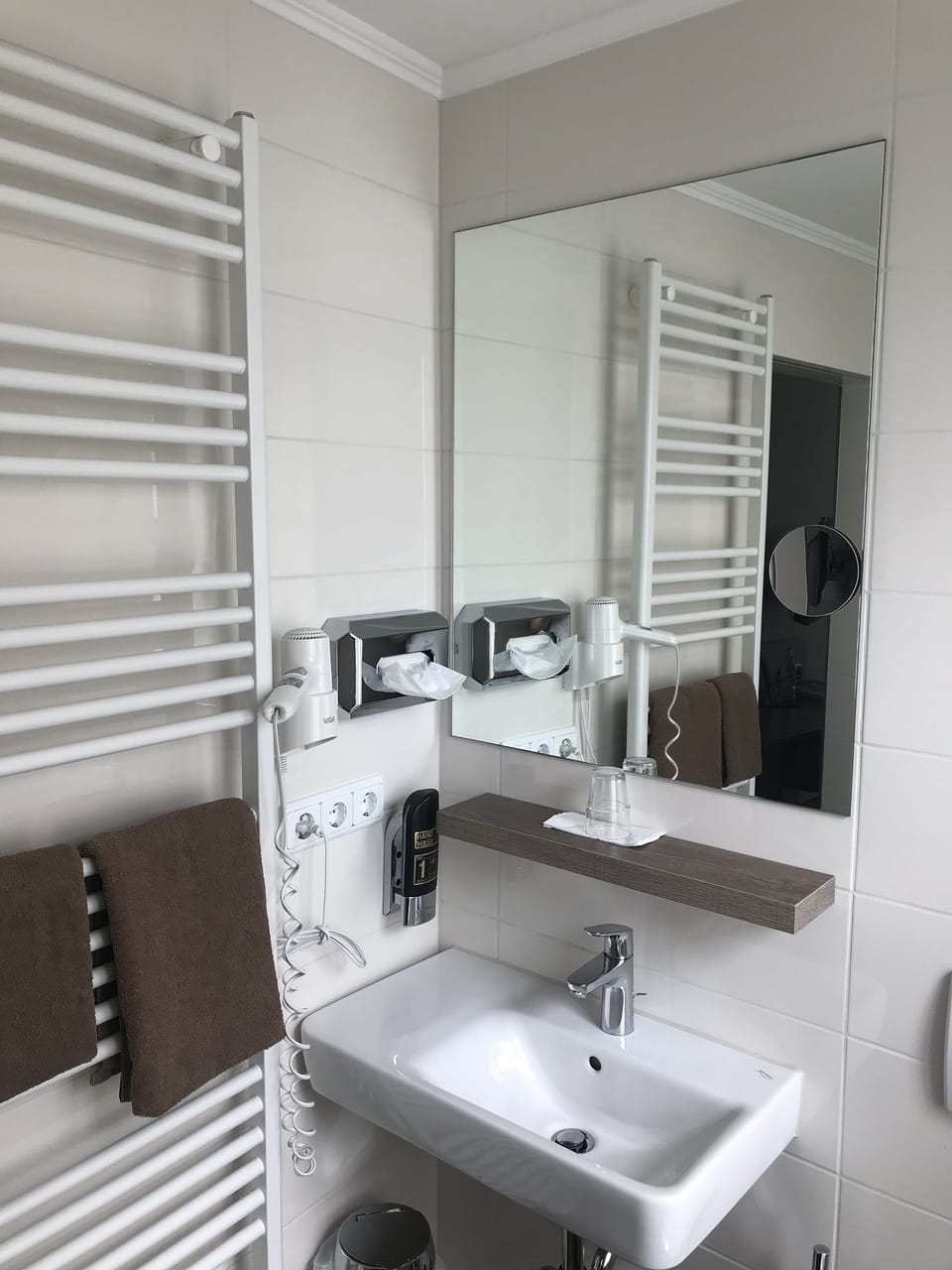 Single Room | Bathroom | Shower, free toiletries, hair dryer, towels
