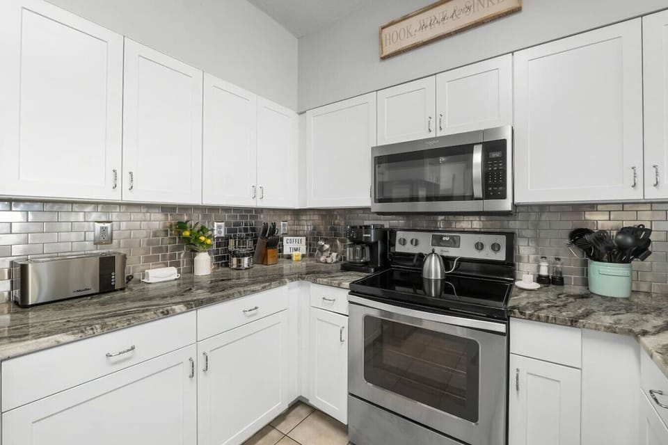 Beautiful Fully stocked Kitchen