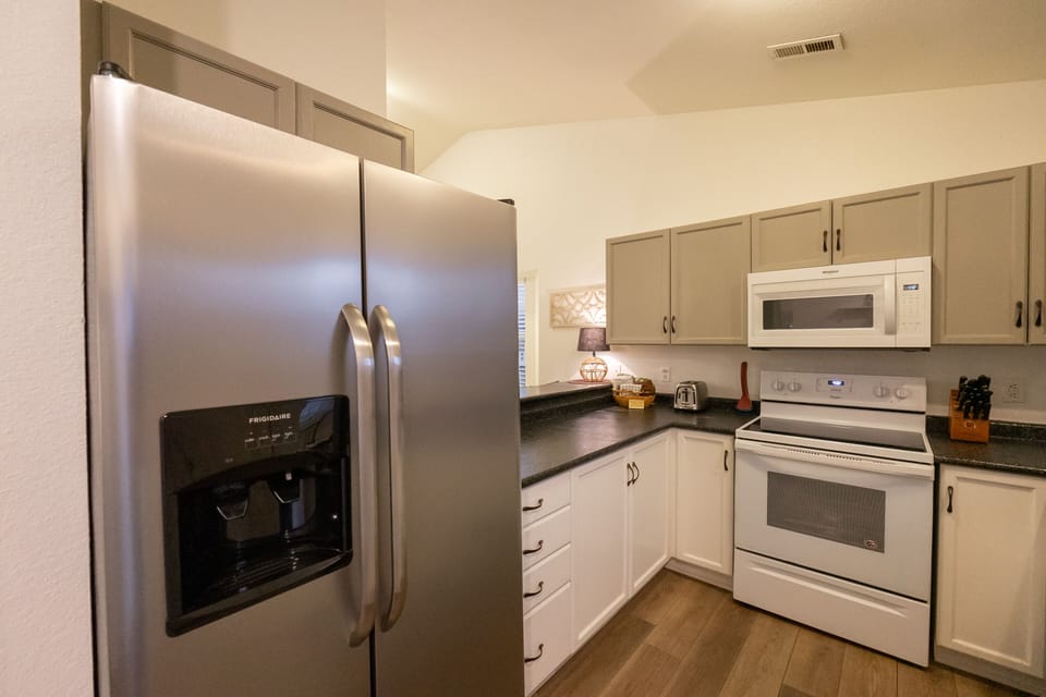 Full Size Side by Side Refrigerator/Freezer