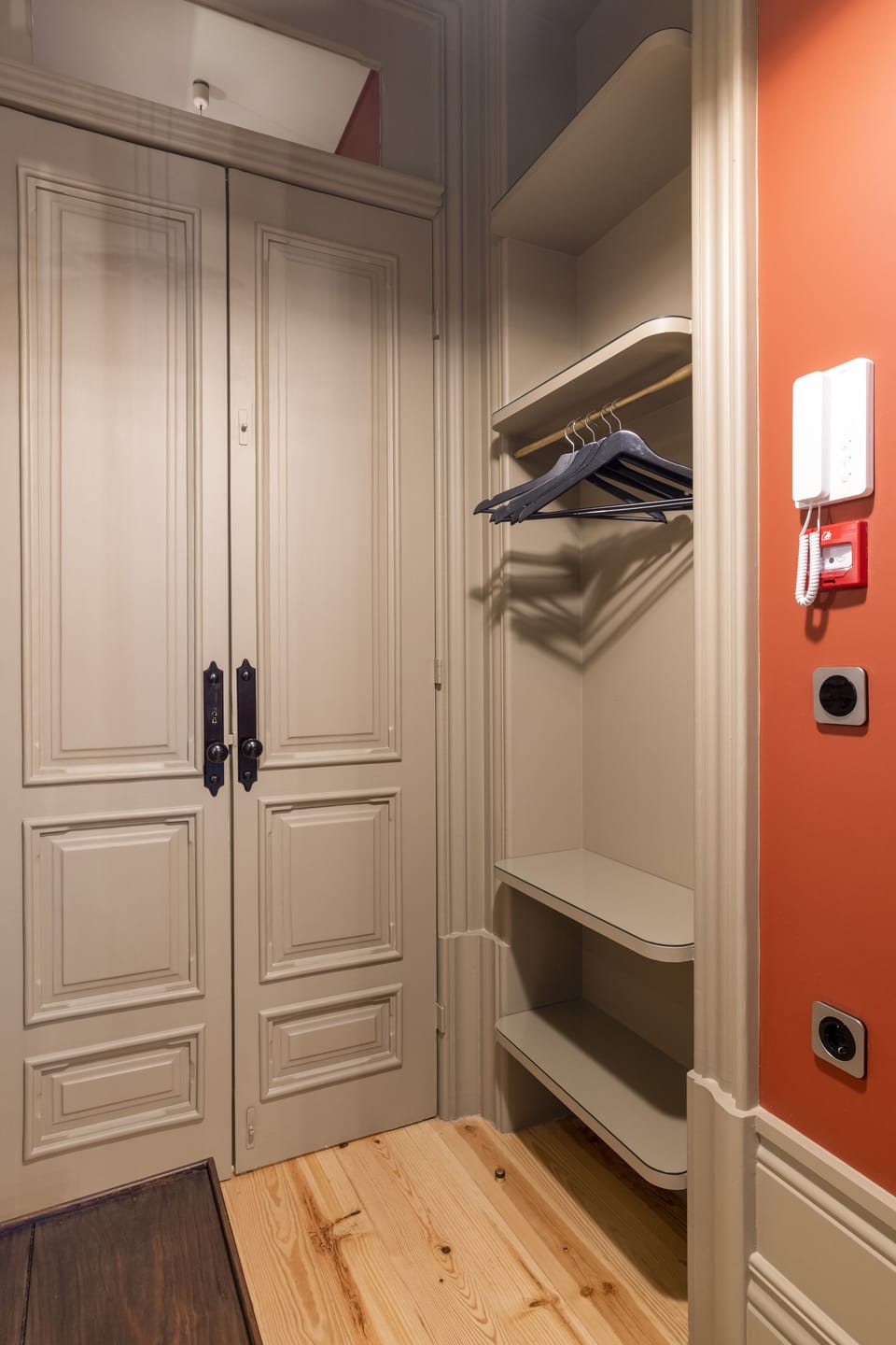 Studio entrance hall with wardrobe and stool for luggage 