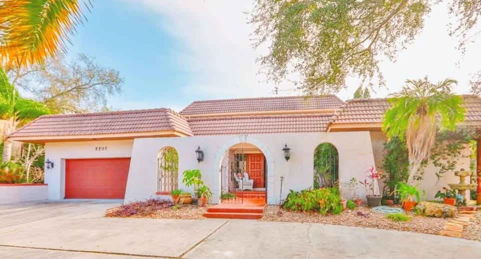 Front View Of “Sea La Vie” & Large Circular Driveway. 