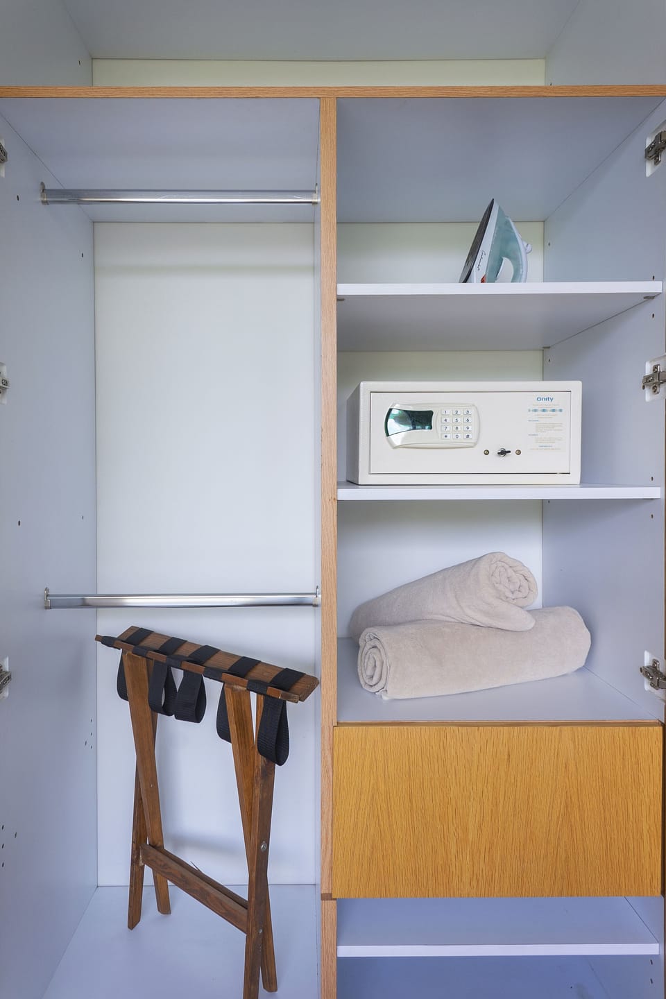 Deluxe Apartment | Wardrobe