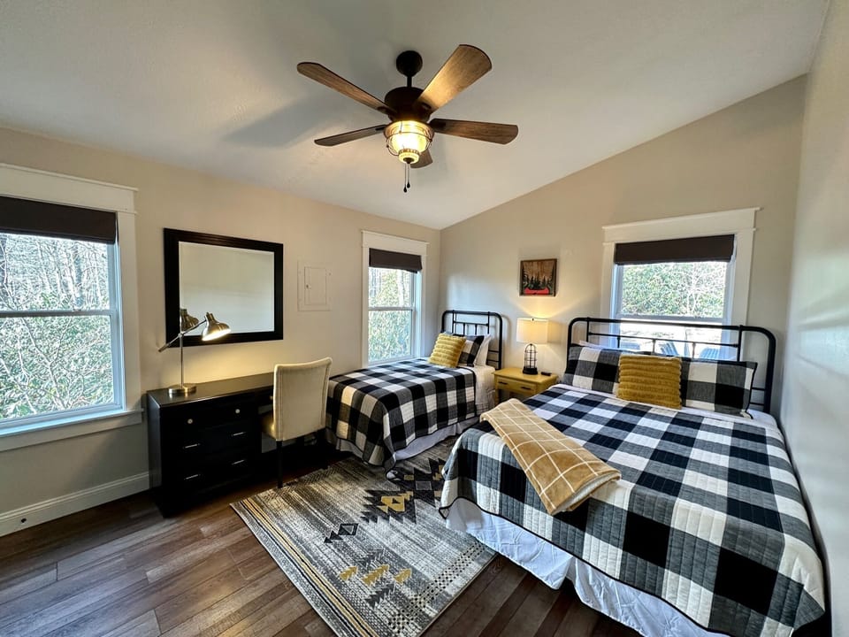 Queen + twin bedroom with desk