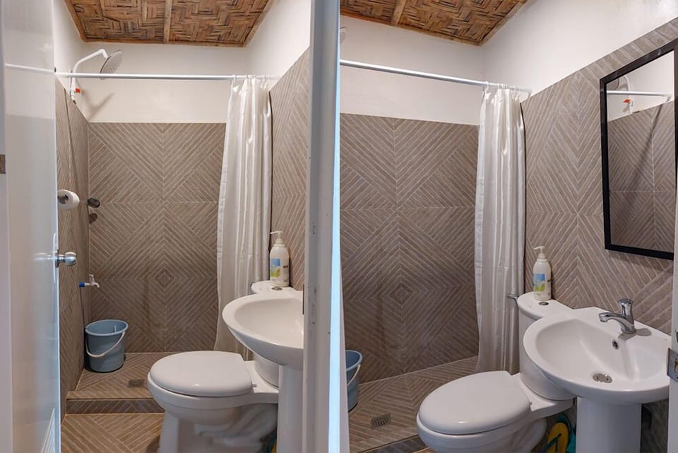 Family Cabin | Bathroom | Shower, rainfall showerhead, hair dryer, towels
