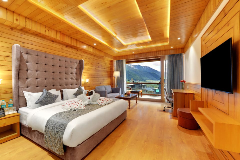 Club Room | Egyptian cotton sheets, premium bedding, memory foam beds, minibar