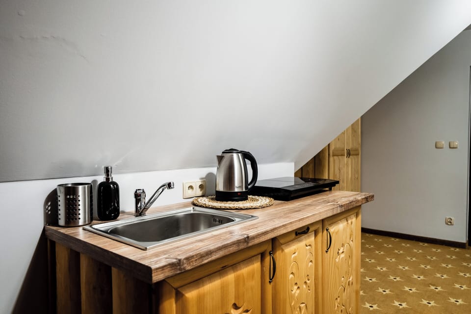 Comfort Studio Suite, 1 Bedroom, Non Smoking | Private kitchen | Mini-fridge, microwave, highchair