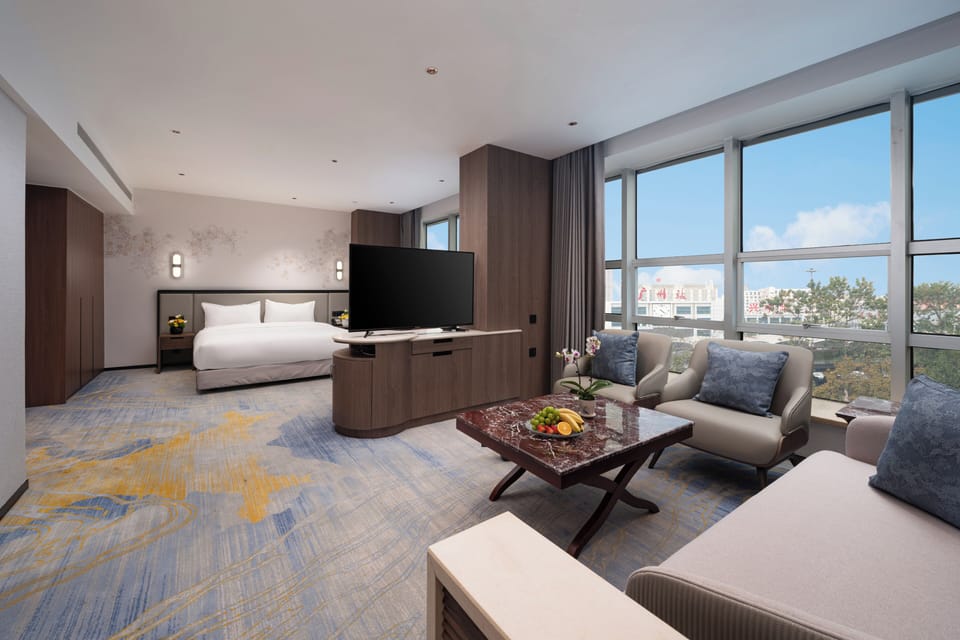 Business Studio Suite | Living area | Flat-screen TV