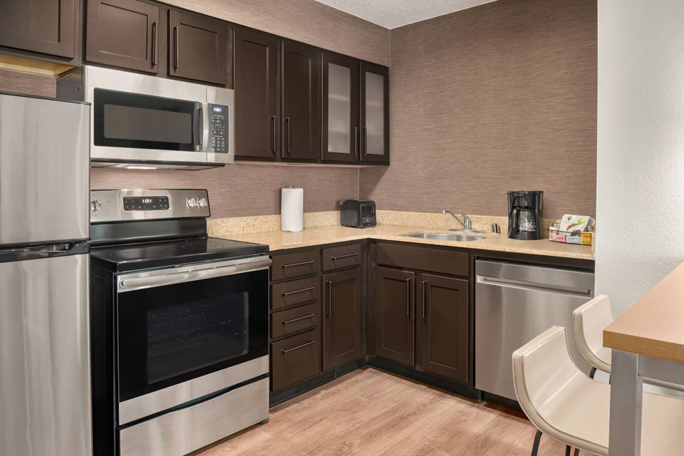 Full-size fridge, microwave, stovetop, dishwasher