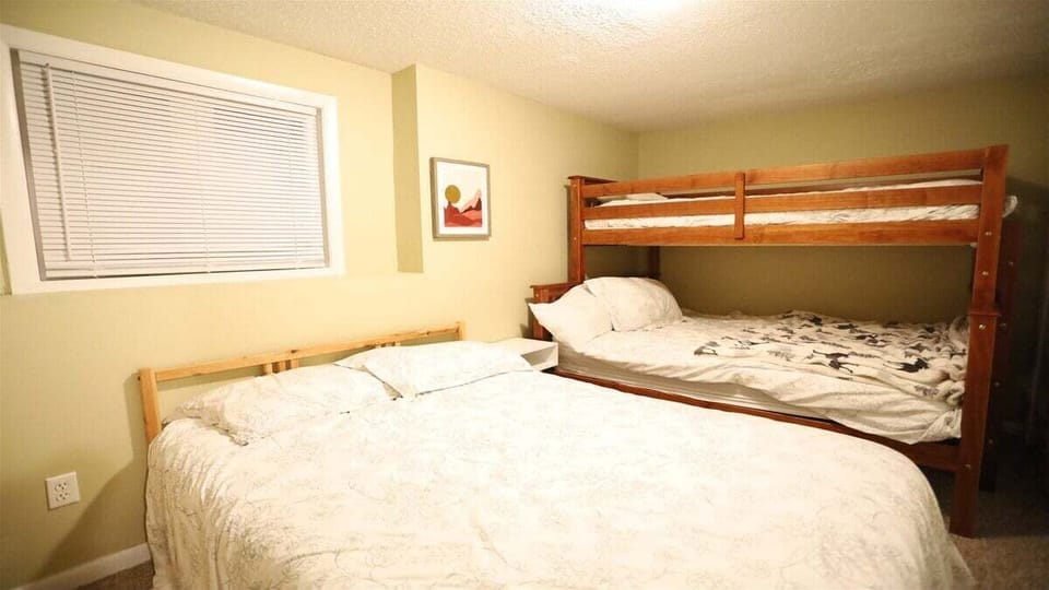 Full Bed and Pyramid Bunk in Pet Friendly Private Home