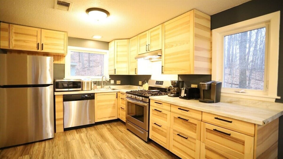 Full Kitchen Pet Friendly Home Near Rec Center