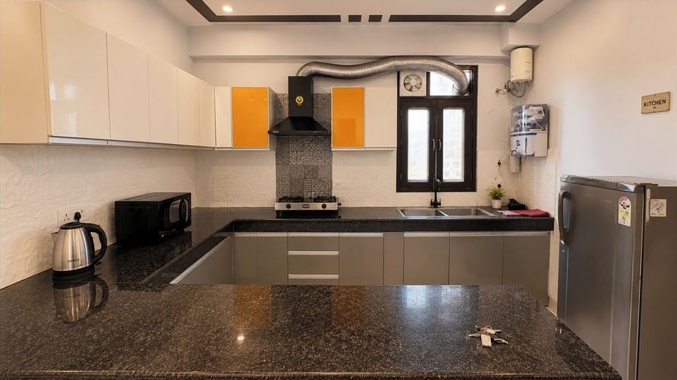 Standard Apartment | Private kitchen | Fridge, microwave, cookware/dishes/utensils