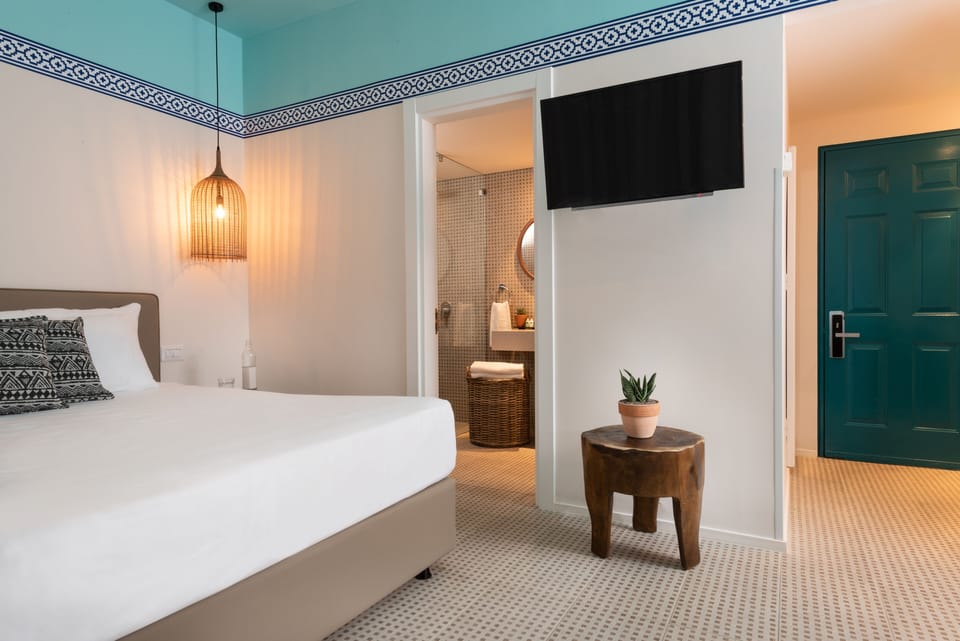 Deluxe Garden Room | Minibar, in-room safe, iron/ironing board (on request), WiFi (free)