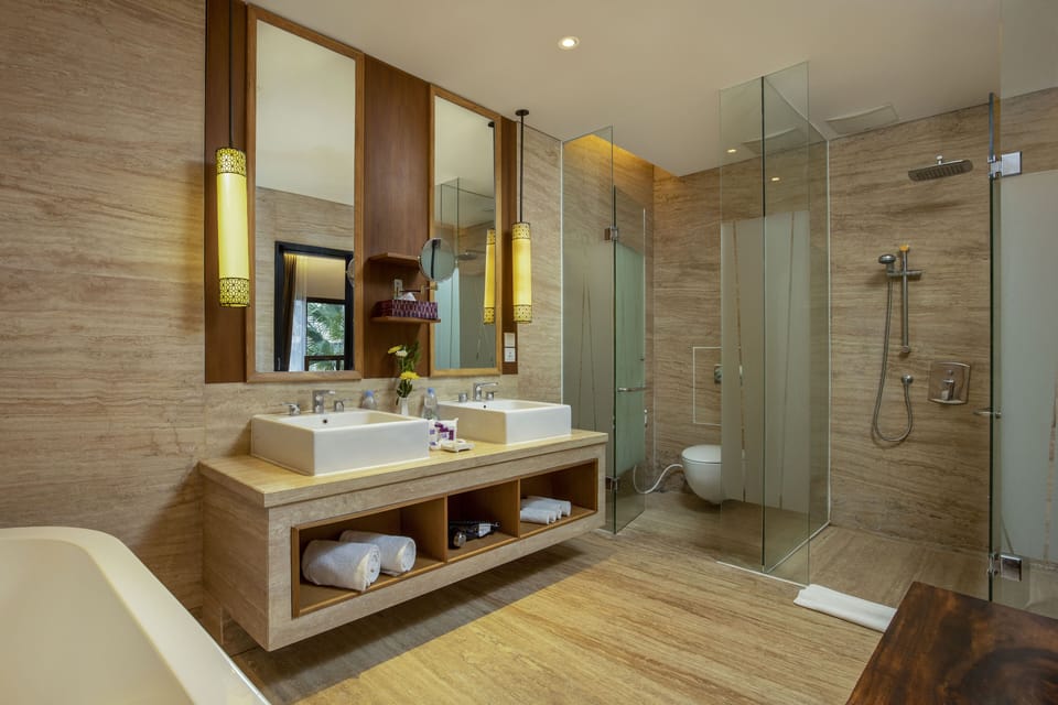 Executive Suite | Bathroom | Free toiletries, hair dryer, slippers, bidet