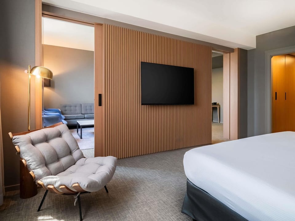 Executive Suite, 1 King Bed, Club Lounge Access | Minibar, in-room safe, desk, laptop workspace
