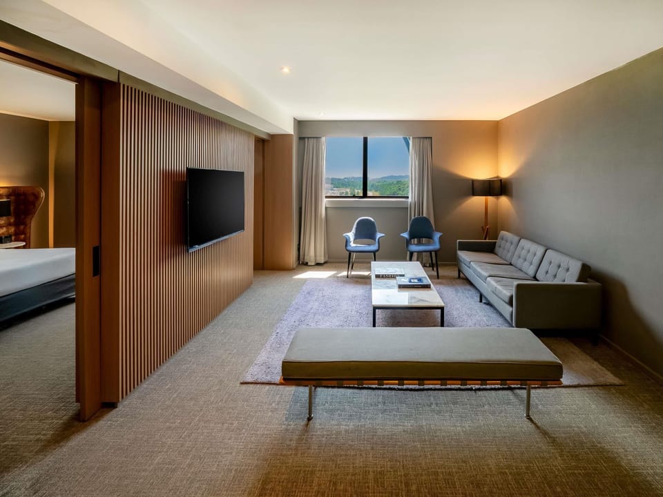 Executive Suite, 1 King Bed, Club Lounge Access | Minibar, in-room safe, desk, laptop workspace