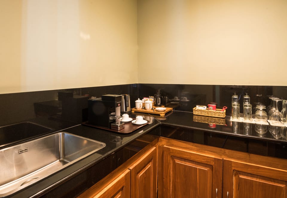 Themed Suite with Pool | Minibar, in-room safe, individually furnished, desk