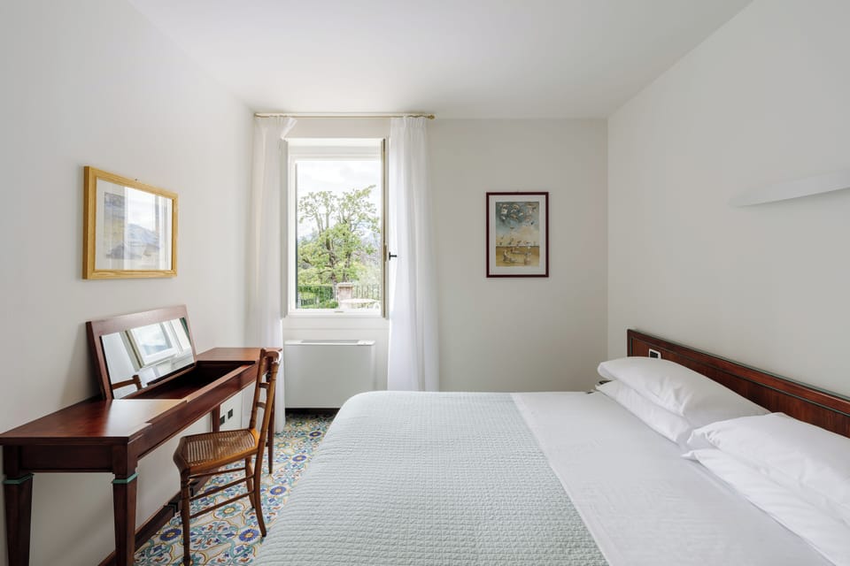 Hypo-allergenic bedding, in-room safe, desk, laptop workspace