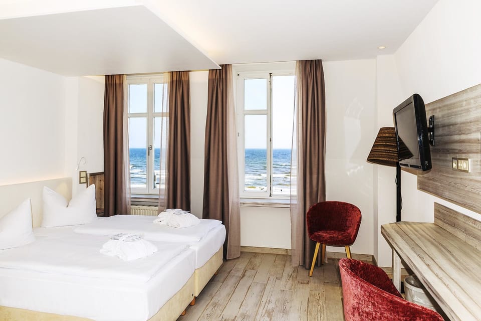 Comfort Double Room, Oceanfront | Hypo-allergenic bedding, down comforters, in-room safe