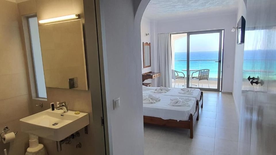 Standard Room with Sea View | Bathroom | Shower, towels