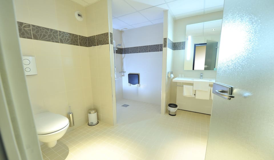 Standard Double Room, 1 Double Bed | Bathroom | Combined shower/tub, eco-friendly toiletries, hair dryer, towels