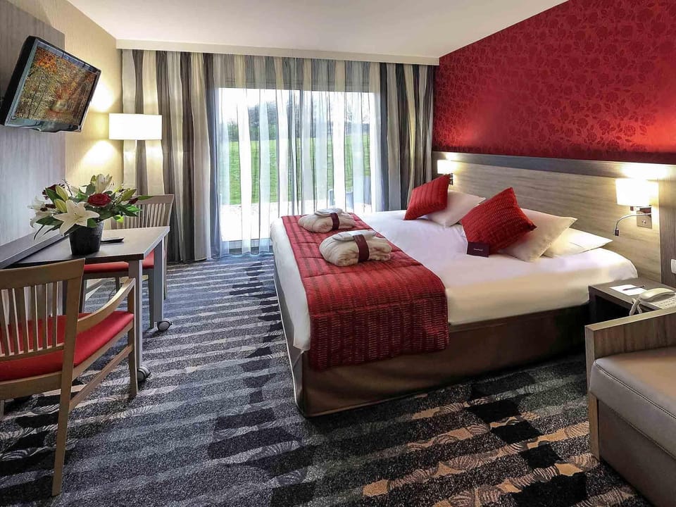 Privilege, Double Room, 1 Double Bed with Sofa bed | In-room safe, desk, blackout drapes, soundproofing