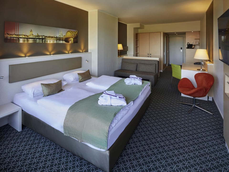Privilege, Room, 1 King Bed, Balcony | Hypo-allergenic bedding, in-room safe, desk, laptop workspace