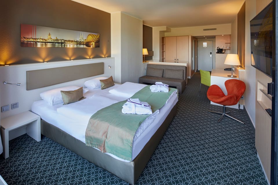 Privilege, Room, 1 King Bed, Balcony | Hypo-allergenic bedding, in-room safe, desk, laptop workspace