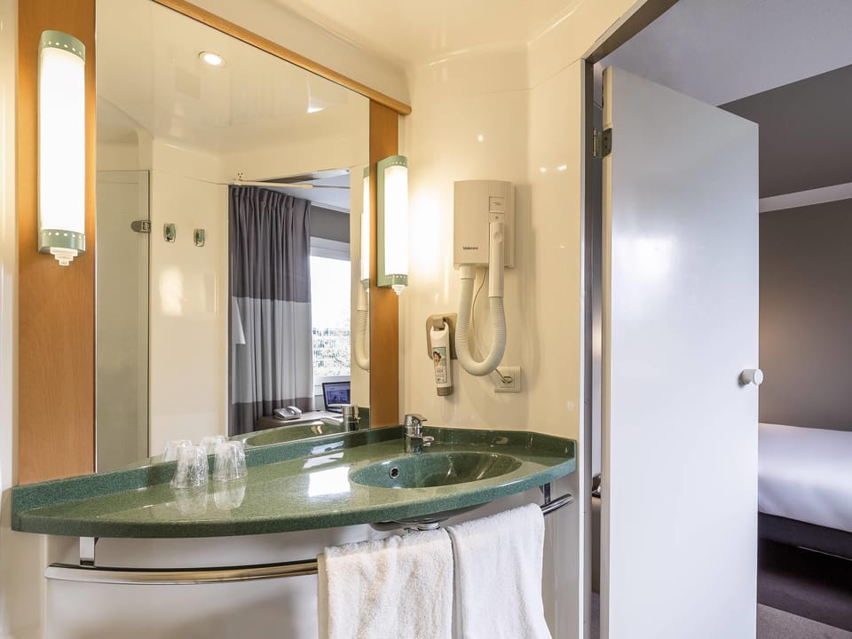 Standard Room, 2 Twin Beds | Premium bedding, desk, blackout drapes, soundproofing