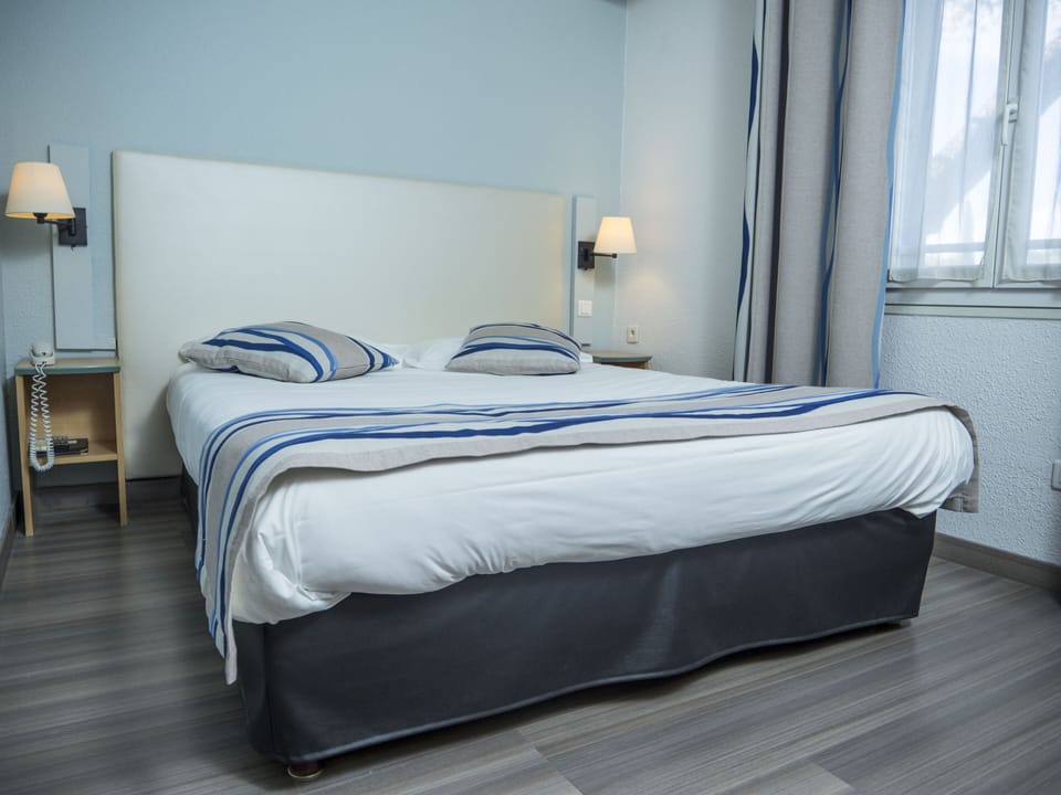 In-room safe, desk, soundproofing, iron/ironing board