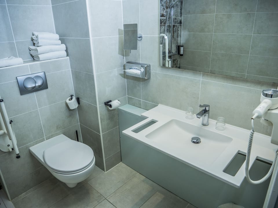 Room, Accessible | Bathroom | Free toiletries, hair dryer, towels