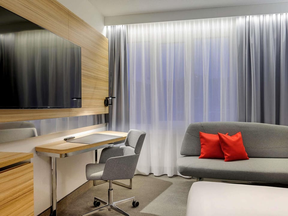 Hypo-allergenic bedding, minibar, in-room safe, desk
