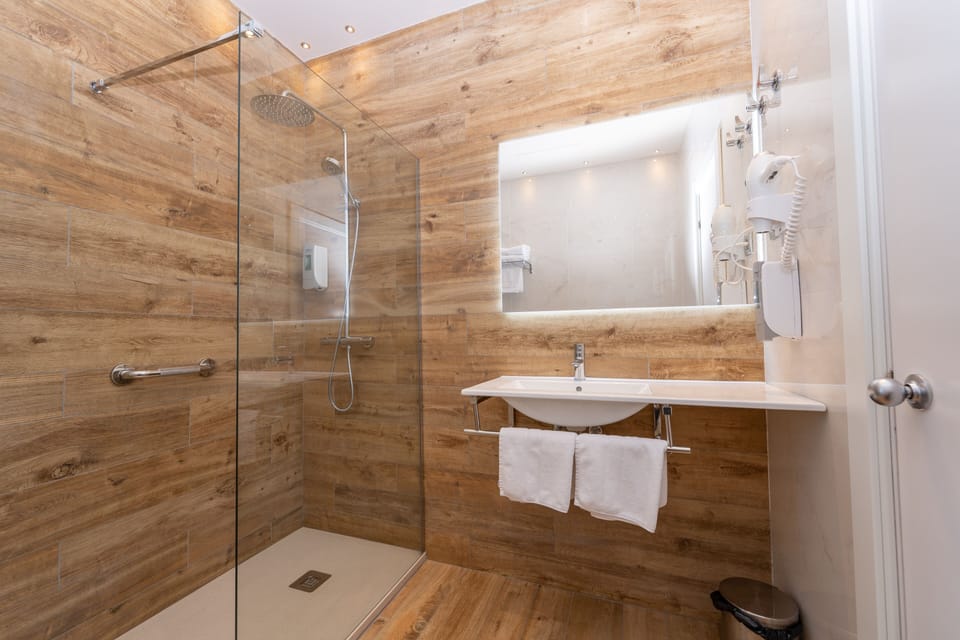 Rainfall showerhead, free toiletries, hair dryer, towels