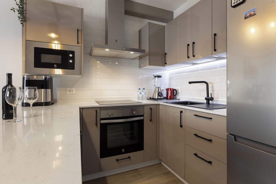 🍋 Una cocina moderna con esencia canaria en La Graciosita Coastal Escape by Bayside. ✨ Equipada con todo lo que necesitas para disfrutar del sabor local, entre aromas de café, brisa marina y el encanto tranquilo de La Graciosa. 🌊