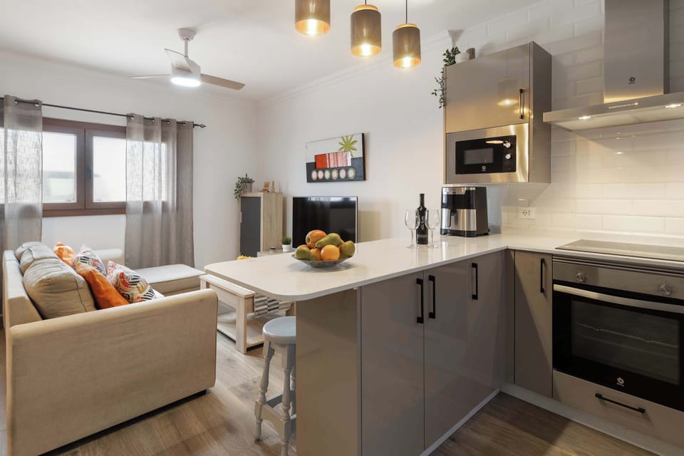 🍊 Cocina con alma isleña en La Graciosita Coastal Escape by Bayside. 👩‍🍳 Prepara un desayuno canario o una cena con vino local en un espacio moderno, cálido y lleno de luz. 🌞 Aquí, cada momento se saborea sin prisa.