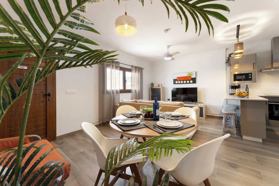 🌿 Vive el alma de La Graciosa en *La Graciosita Coastal Escape by Bayside*. 🍷 Comparte una cena casera bajo la luz suave del Atlántico, rodeado de calma y diseño canario auténtico. Tu refugio isleño donde todo invita a disfrutar despacio.
