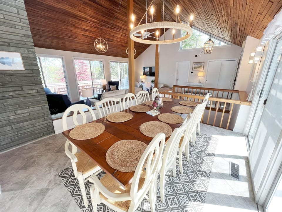 Dining Room w/seating for 10