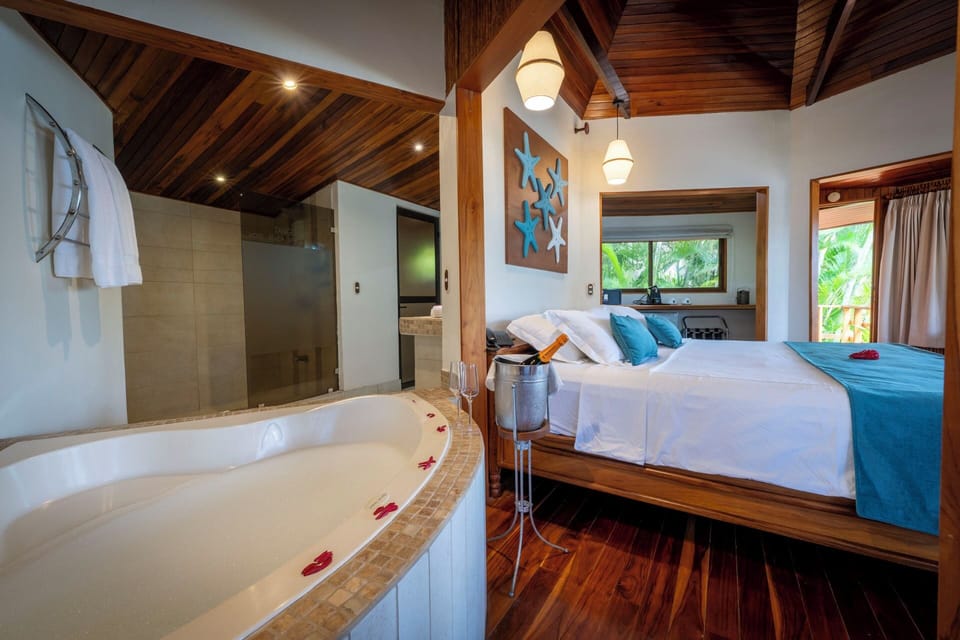 Tiki Suites | Minibar, in-room safe, desk, cribs/infant beds