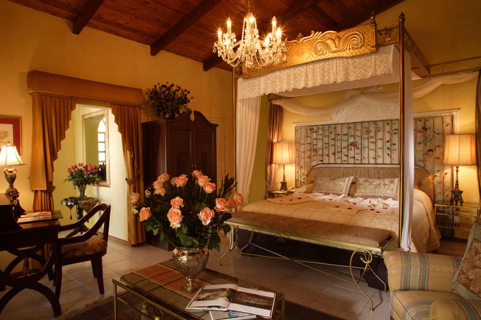 King Suite | In-room safe, desk, WiFi (free), alarm clocks